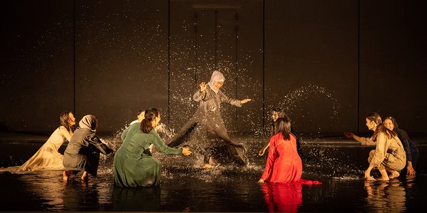 Jean Bellorini met en scène les comédiennes de l’Afghan Girls Theater Group dans « Les Messagères » d’après « Antigone » de Sophocle.