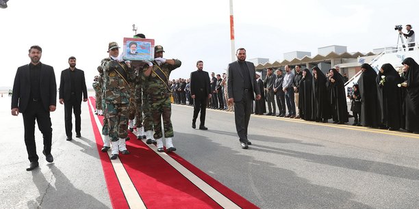 Le cercueil du président à l’aéroport de Birjand, jeudi 23 mai.