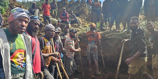 Vue des degats apres un glissement de terrain a maip mulitaka[reuters.com]