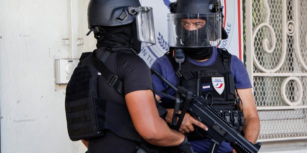 Des policiers francais lors de la visite d'emmanuel macron en nouvelle-caledonie[reuters.com]
