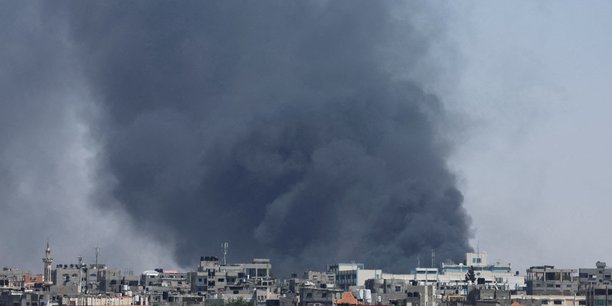 De la fumee s'eleve lors d'une frappe aerienne israelienne, a rafah[reuters.com]