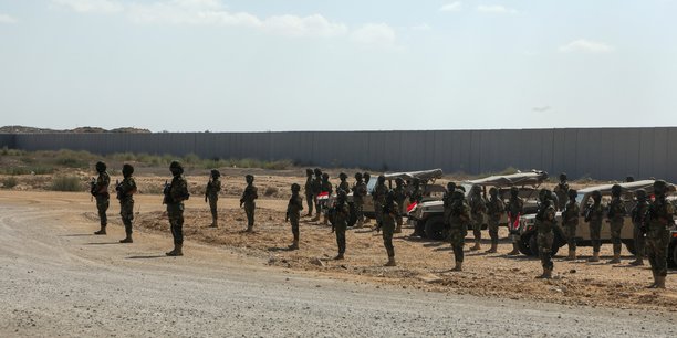 Des militaires egyptiens gardent une zone pres du poste frontiere de rafah entre l'egypte et la bande de gaza[reuters.com]
