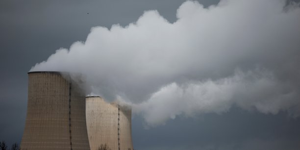 Une tour de refroidissement de la centrale nucleaire de golfech, france[reuters.com]