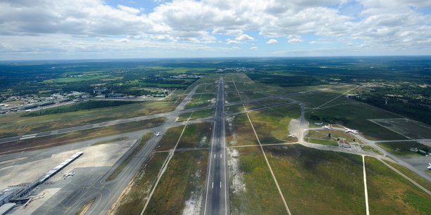 La piste secondaire, ou piste sécante, dont l'avenir est en question accueille entre 10 % et 15 % du trafic de l'aéroport de Bordeaux Mérignac.