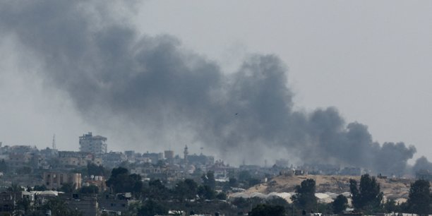 De la fumee s'eleve apres des frappes israeliennes sur rafah[reuters.com]