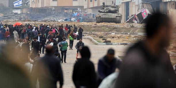Un char israelien se place au coeur des debris, alors que les palestiniens fuient[reuters.com]