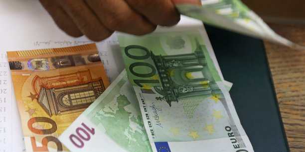 Un employe compte des billets en euros[reuters.com]