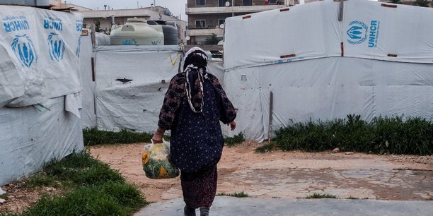 Un refugie syrien marche pres de tentes dans un campement informel, a al-marj au liban[reuters.com]