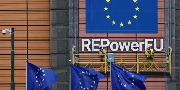 Des drapeaux de l'union europeenne devant le siege de la commission europeenne a bruxelles[reuters.com]