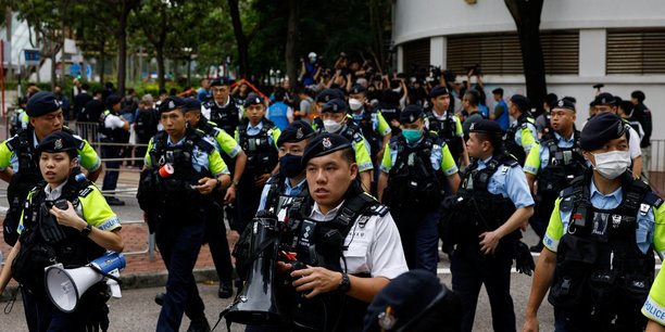 La police monte la garde devant le tribunal de premiere instance de west kowloon, a hong kong[reuters.com]