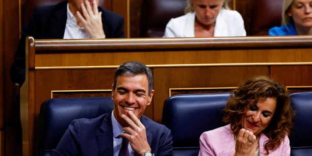 Le premier ministre espagnol pedro sanchez et la premiere vice- presidente du gouvernement maria jesus montero au parlement a madrid[reuters.com]