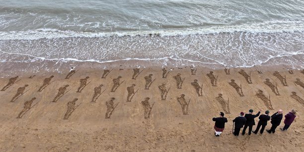 Installation artistique de sable a broadstairs, royaume-uni, en prevision de l'anniversaire du debarquement allie en normandie[reuters.com]
