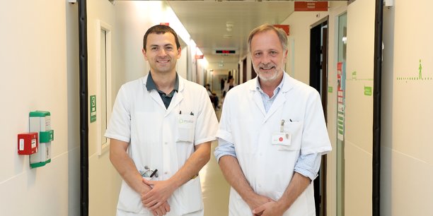 Le docteur Victor Sarradin, oncologue médical à l’Oncopole et investigateur de l'étude, aux côtés du professeur Delord, e médecin coordinateur de l'essai clinique.