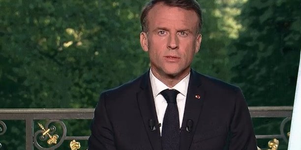 Emmanuel Macron a dit vouloir « tendre la main à tous ceux qui sont prêts à venir gouverner » avec lui et excluant toute démission quelle qu'en soit l'issue du scrutin.