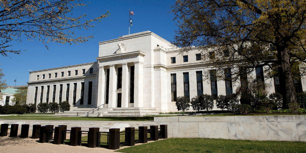 Le principal taux directeur de la Fed reste dans la fourchette de 5,25% à 5,50% dans laquelle il se trouve depuis juillet dernier, son plus haut niveau depuis plus de 20 ans.