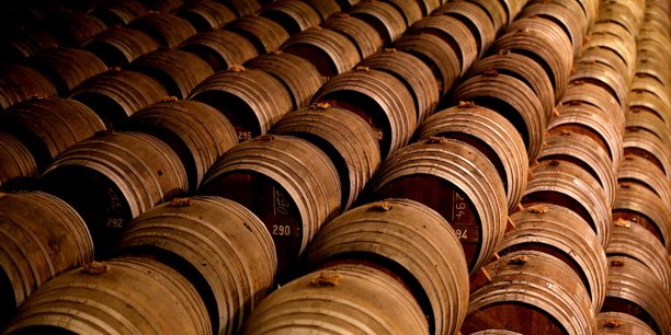Futs en chene utilises pour le stockage du cognac a l'usine remy martin a cognac[reuters.com]
