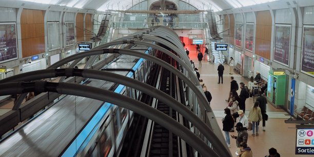 Avec 28 km de long, huit nouvelles stations et 11 communes traversées, la ligne 14 transportera d'ici mi-2025 un million de voyageurs par jour, devenant ainsi le premier « supermétro » de la région parisienne.