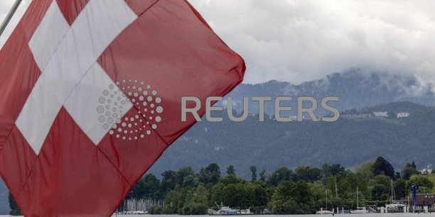 Un drapeau suisse a lucerne[reuters.com]