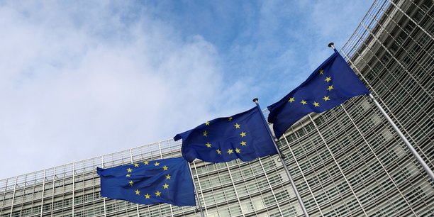 Les drapeaux de l'ue flottent devant la commission europeenne a bruxelles[reuters.com]