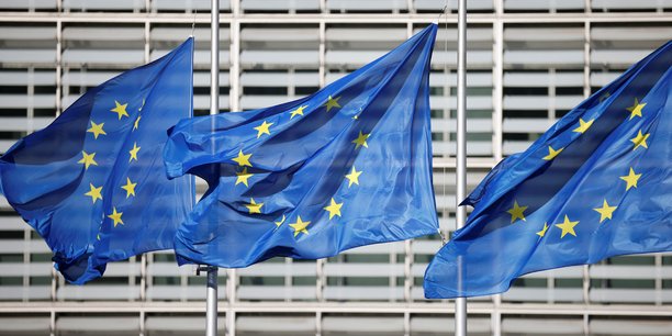 Les drapeaux de l'union europeenne devant le siege de la commission europeenne a bruxelles[reuters.com]