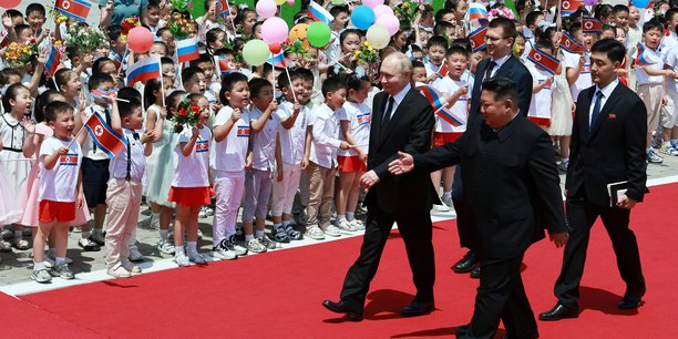Des milliers d'habitants de la capitale nord-coréenne, dont de nombreux enfants, ont salué Vladimir Poutine et Kim Jong Un, au son d'un orchestre militaire.
