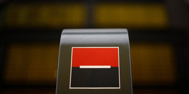Le logo de societe generale est visible a l'exterieur d'un batiment bancaire a paris[reuters.com]