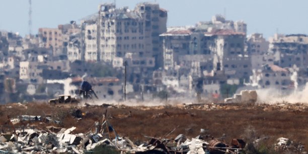 Des vehicules militaires israeliens manoeuvrent a l'interieur de la bande de gaza[reuters.com]
