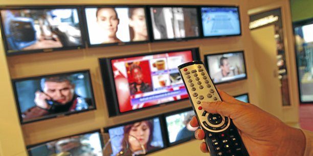 « L’exercice 2023 est donc une année de ralentissement pour le marché publicitaire télévisuel, qui parvient difficilement à maintenir le retour à des niveaux d’avant-crise », précise l’Arcom dans son rapport annuel.