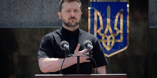 Le president ukrainien zelenskiy participe a une ceremonie de remise de diplomes a des officiers de l'armee ukrainienne a kiev[reuters.com]