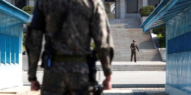 Un soldat nord-coreen patrouille a l'interieur de la zone demilitarisee[reuters.com]