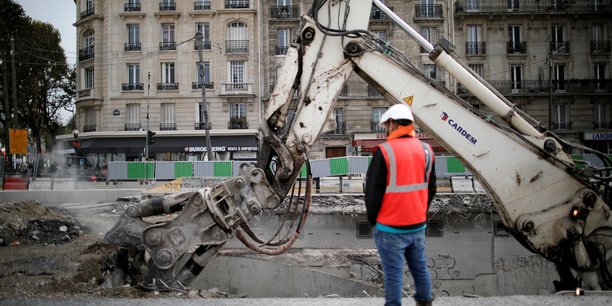 Un employe sur le chantier de construction a paris[reuters.com]