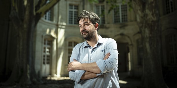 Tiago Rodrigues en 2023 dans la cour du quartier général du Festival d’Avignon.