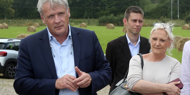 L’eurodéputé RN et sa femme, Marie-Caroline Le Pen, qui est est candidate aux législatives dans la Sarthe à Allonnes, le 21 juin.
