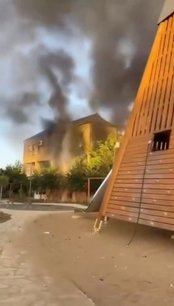 Une vue montre des panaches de fumee s'elevant d'un batiment, a derbent, en russie[reuters.com]