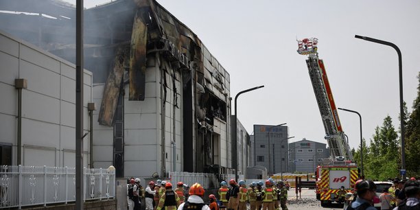Plus de 100 personnes travaillaient dans l'usine lorsque des ouvriers ont entendu une série d'explosions au deuxième étage, où les batteries de lithium sont inspectées et emballées.