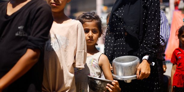 Des palestiniens se rassemblent pour recevoir de la nourriture preparee par une cuisine caritative, dans un contexte de penurie alimentaire, alors que le conflit entre israel et le hamas se poursuit, a khan younis, dans le sud de la bande de gaza[reuters.com]