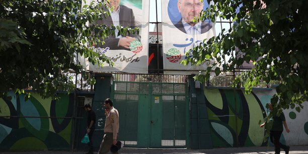 Des affiches electorales bordent les rues de teheran[reuters.com]