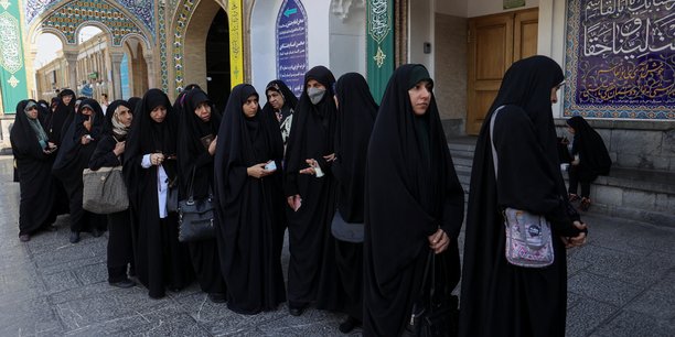 Des iraniennes font la queue a teheran pour voter a l'election presidentielle[reuters.com]