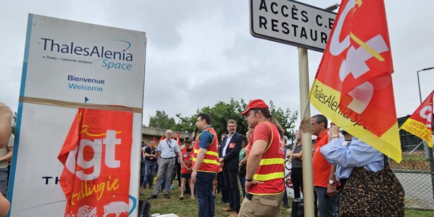 A l'appel de la CGT, une partie des salariés toulousains se sont rassemblés contre les suppressions de postes annoncées au sein de Thales Alenia Space.