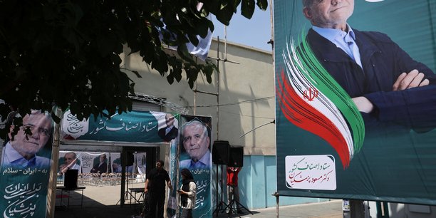 Une banniere du candidat a la presidence iranienne massoud pezeshkian, a teheran[reuters.com]
