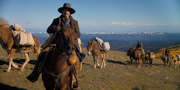 Kevin Costner, dans son western moderne, erre dans les plaines.