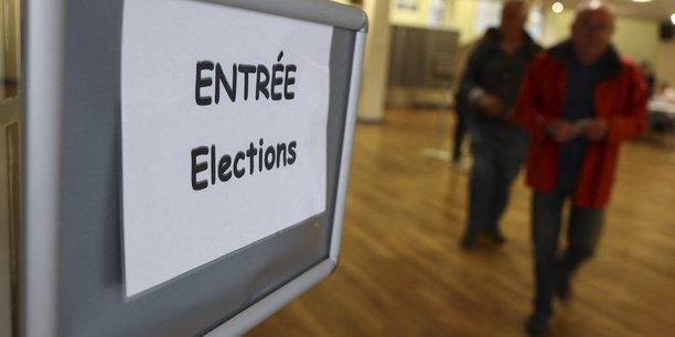 Un bureau de vote, lors du premier tour des elections legislatives francaises anticipees[reuters.com]