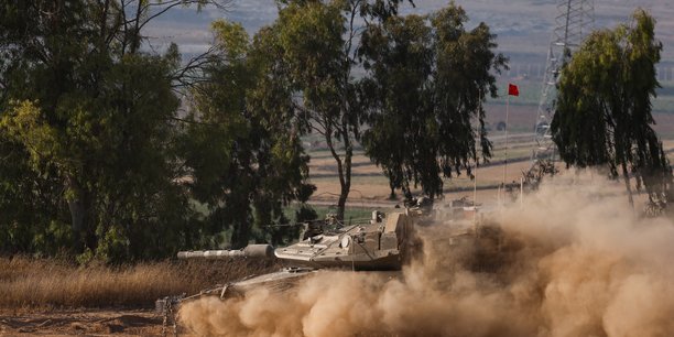 Un char israelien manoeuvre pres de la frontiere entre israel et gaza[reuters.com]