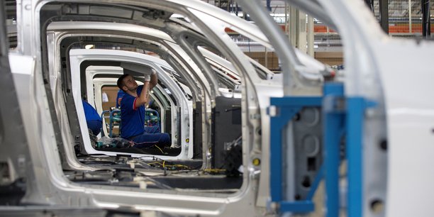 Un employe travaille sur la chaine de montage des voitures electriques bluecar a l'usine renault de dieppe[reuters.com]