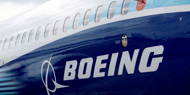 Le logo boeing est visible sur le cote d'un boeing 737 max[reuters.com]