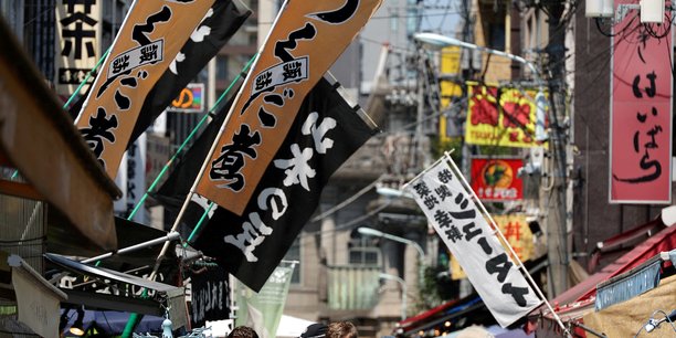 Des touristes etrangers visitent le marche exterieur de tsukiji a tokyo[reuters.com]