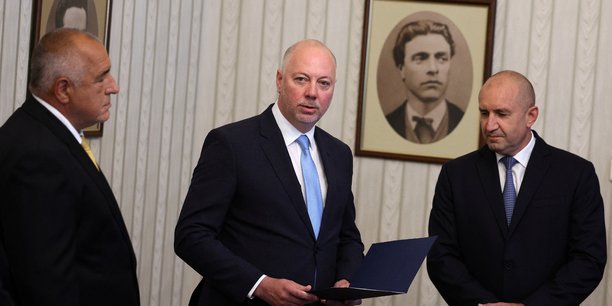 Rosen zhelyazkov (centre) presente les documents au president bulgare rumen radev (droite) a sofia[reuters.com]