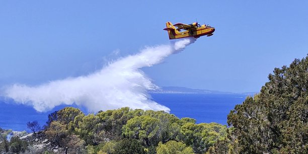 Un avion de lutte contre les incendies largue de l'eau sur une zone touchee par un feu de foret sur l'ile d'hydra[reuters.com]