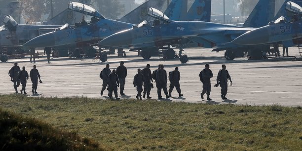 Des soldats americains devant des avions de combat ukrainiens su-27[reuters.com]