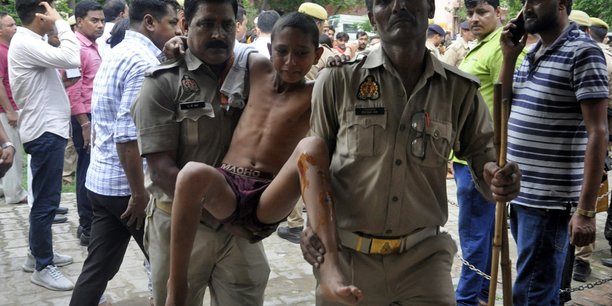 Un garcon, blesse au cours d'une bousculade lors d'un rassemblement religieux en inde.[reuters.com]